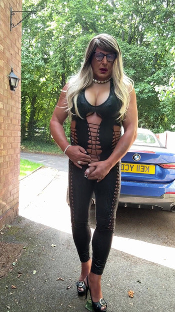 Nezaboravan trenutak iz "Seksi transvestita kellycd2022 u crnom pvc catsuitu i štiklama"
