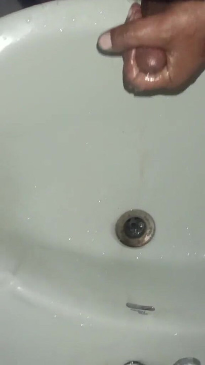 Mere lund se achanak pani nikla masrurbating karte hoey