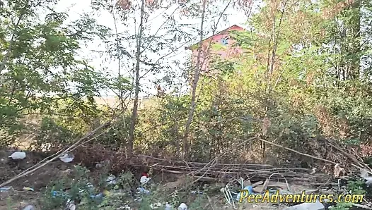 Хеппи в ее джинсах, пока она занимается фитнесом