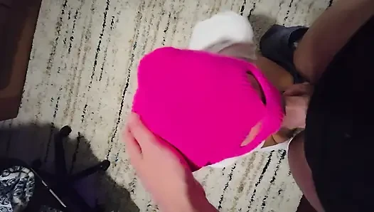 Selbstgedreht pOV: Geheimnisvolles mädchen in rosa skimaske lutscht riesigen schwanz