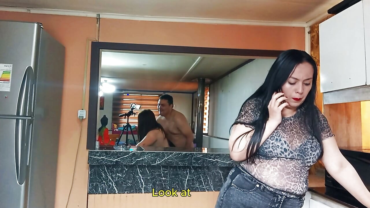 Una esposa engañada no se da cuenta de que su marido infiel está teniendo relaciones sexuales con su mejor amiga a sus espaldas.