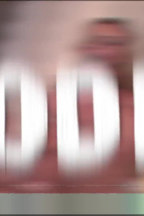 Ξανθό μωρό τεντώνει το μουνί της με βαθιές κινήσεις ενός μεγάλου μαύρου πούτσου