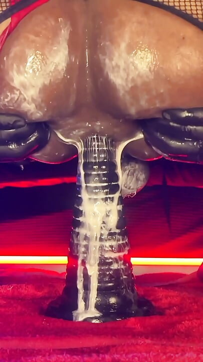Femboy mông bong bóng há hốc mồm ướt át - cưỡi cu giả đầy tinh