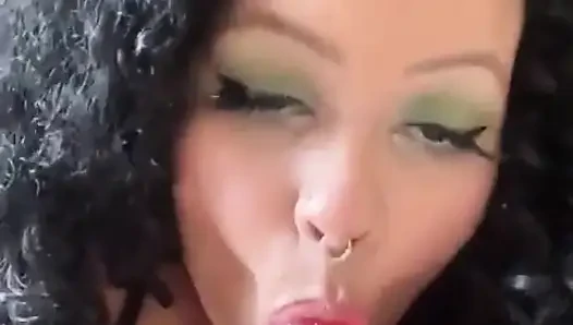 İri güzel kadın succubus hepinizi boşaltmak istiyor