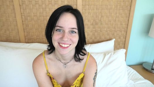 Nueva pálida de 18 años con pecas hace su debut en el porno