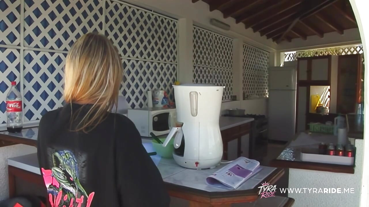 Matură sexy blondă devine intimă în aer liber cu un armăsar chel musculos