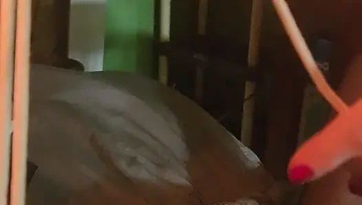 Хорошая девушка порет яйца при свете свечи в видео от первого лица