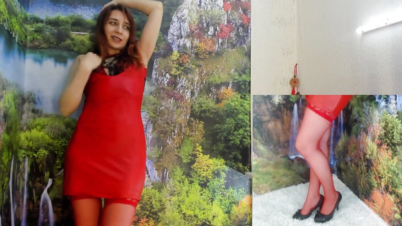 그녀는 그 위에 올라타 분출과 오르가즘을 느꼈다