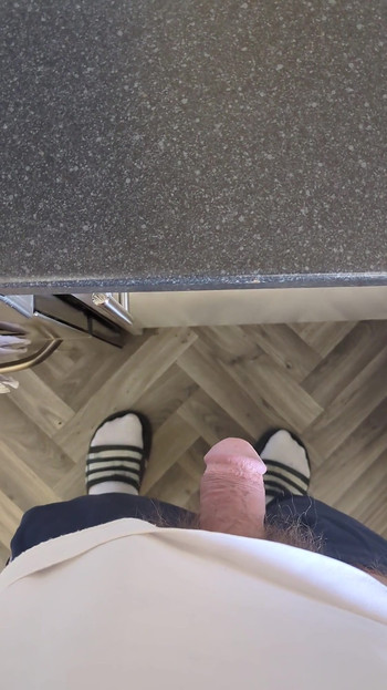 Сама вдома