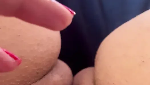 Gadis lajang berbulu bermain dengan memek gemuk