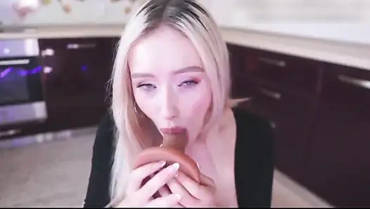 Bu azgın kızı amından sik ve gırtlağına kadar boşalıyor