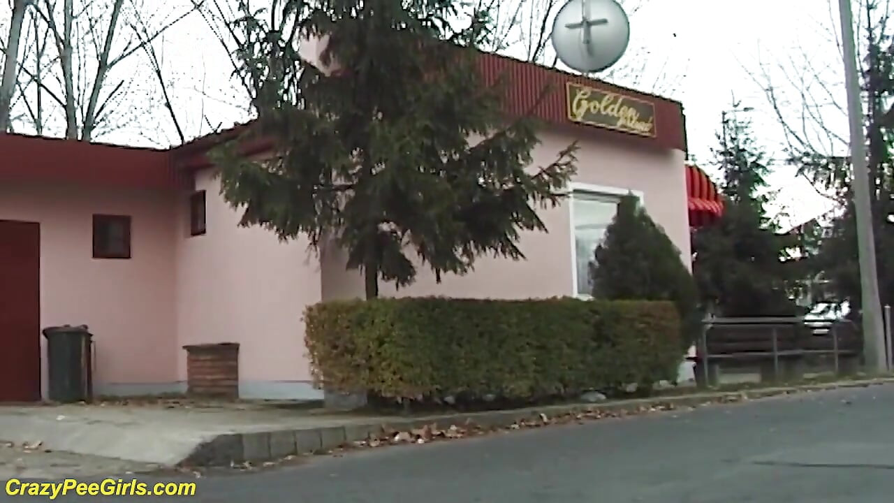 Si cantik berkencing di tepi jalan di belakang pepek
