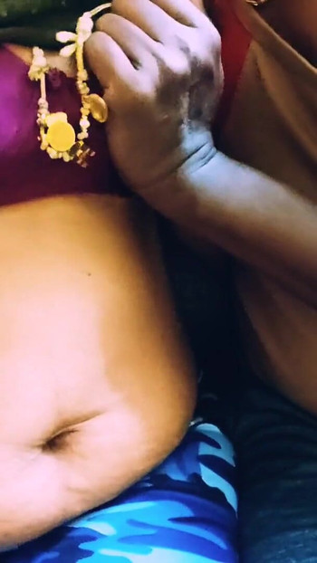 Kötelező pillanat a "Tamil Dirty Talk Sofa Sex Cow Girl Position Indian Sofa Sex My Chella Thevidiya" című filmből