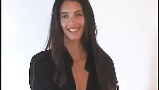 Buff adam sert yarağını seks esmer güzeline taptırıyor