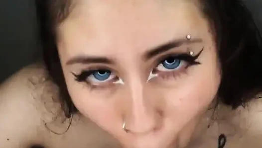 Güzel 18 yaşındaki kız yaraktan tüm dölleri boşaltmayı seviyor