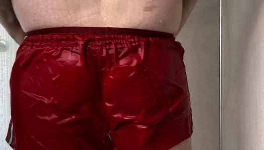 Tomando banho com shorts adidas vermelhos vintage - eles vão sobreviver até o fim?