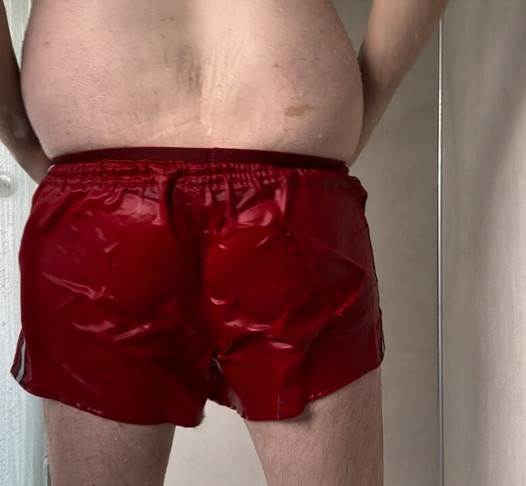 Prendre une douche dans un short vintage red adidas - vont-ils survivre jusqu’au bout ?