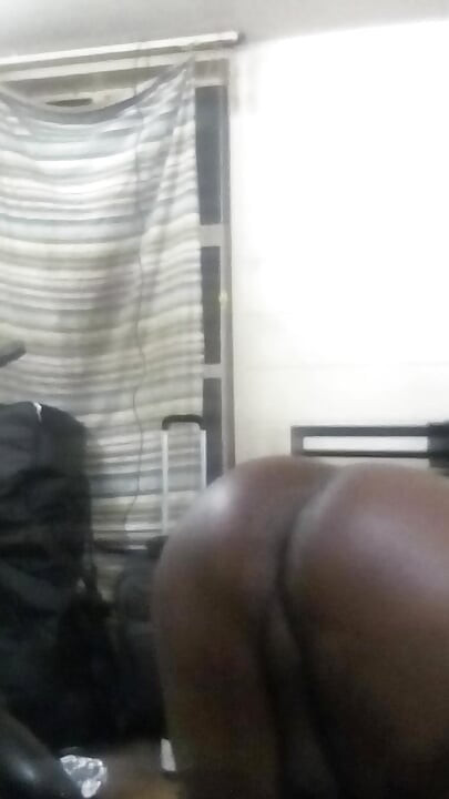 Cewek semok kulit hitam dengan pantat bahenol lagi asik dan ngangkang