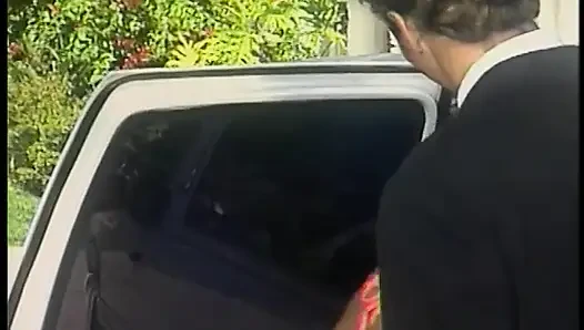 Pelacur seksi dengan payudara bagus disetubuhi di belakang limusin