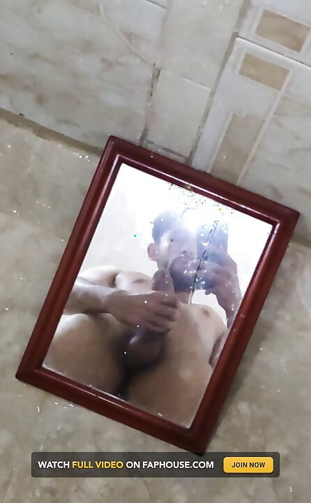 벽에 거울, 누가 그들 모두의 매달려