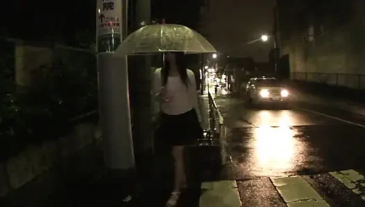 Entzückendes japanisches teen stöhnt, während sie zwei harte latte nimmt