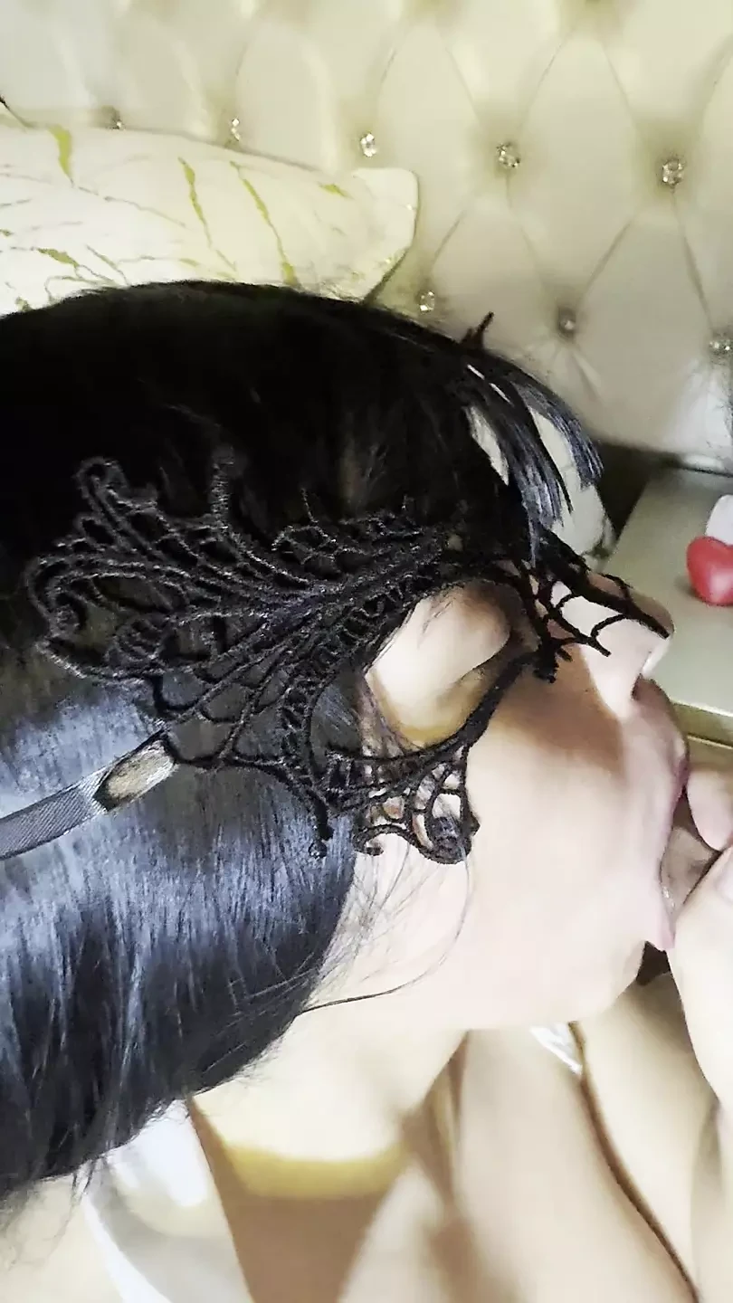 淫娃保姆吮吸她照顾的男孩父亲的鸡巴
