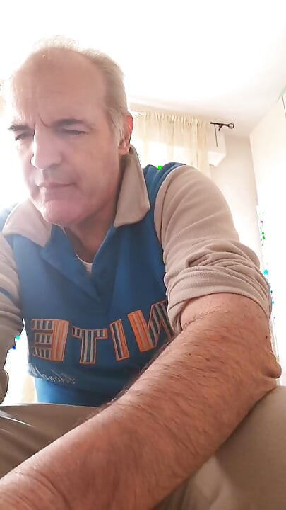 Je hoort het geluid van mijn hand die overal over mijn harde, gezwollen lul trekt