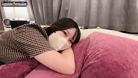 Şık takım elbiseli mayo shine fair skin siyah saçlı güzellik cesur ve çarpıcı bir çekiciliğini sergiliyor