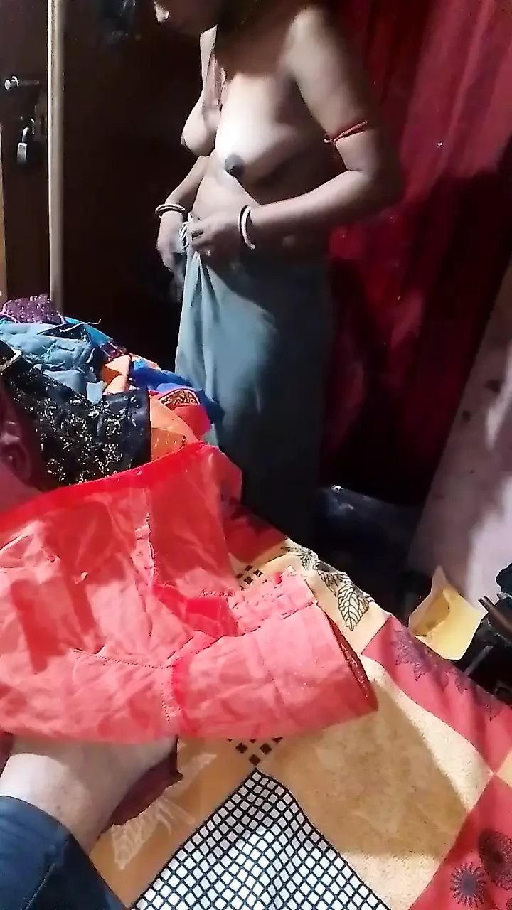Bhartiy beb apne stan dikhane ke lie apni bra kholti hai
