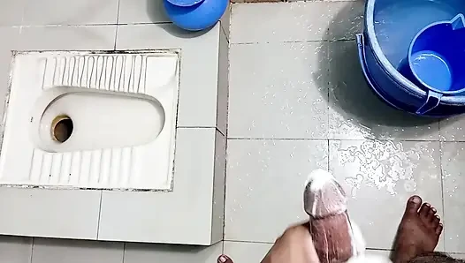 Banyoda mastürbasyon yapmanın tadını çıkarın