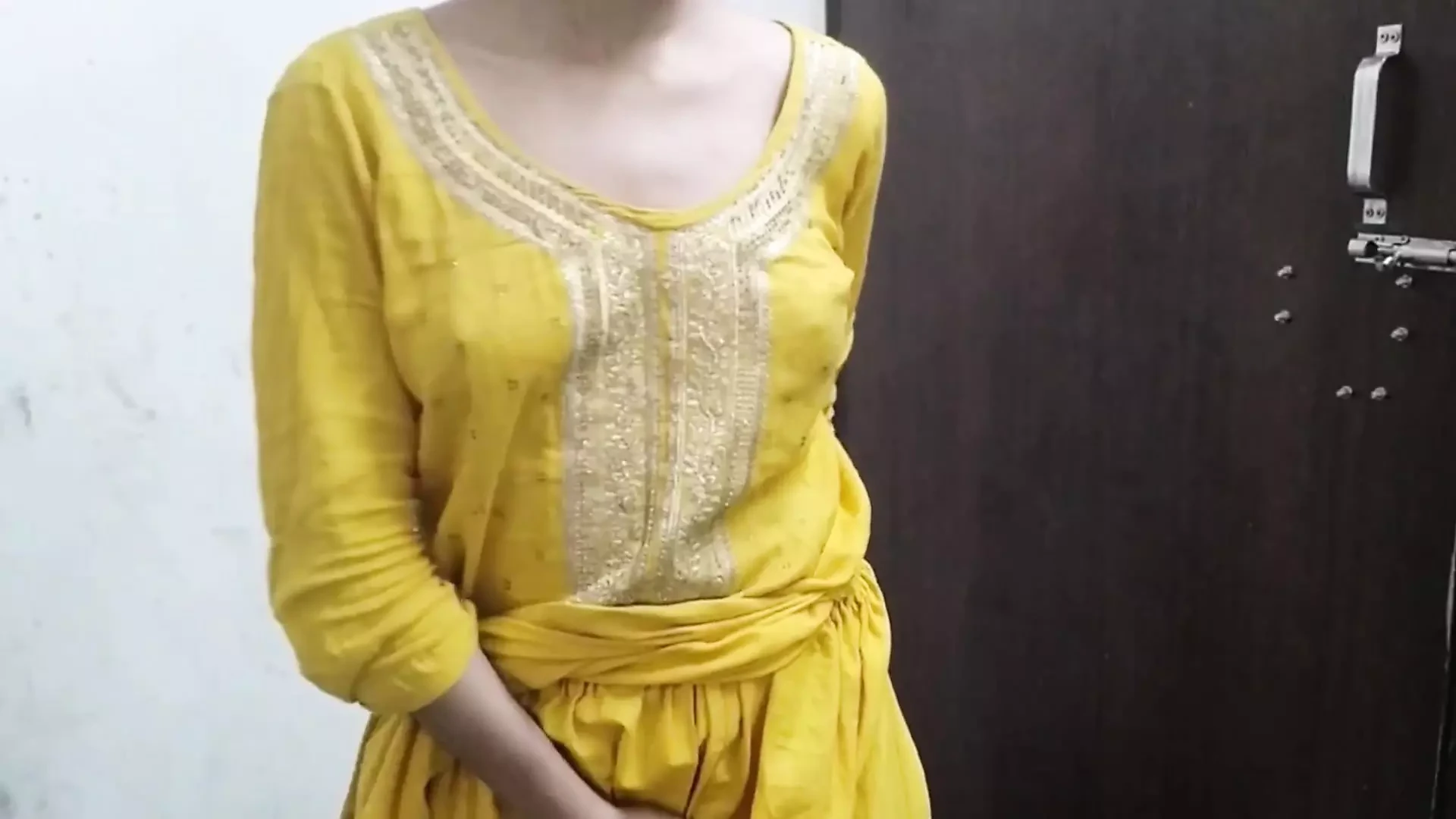 Soyi hui Step sister ko akele dekh kar jabar dasti chod diya