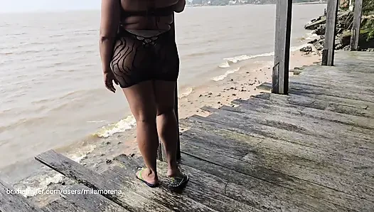 Spazieren Sie am flussufer