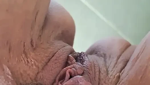 Weiße MILF Pisse auf ihre Füße sowie Anal- und Vaginaleinsatz
