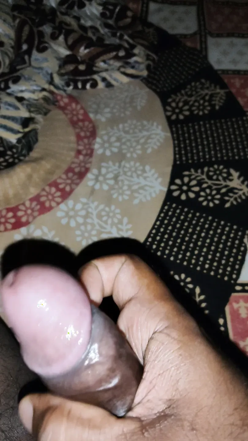 Băiat indian își masturbează pula cu ulei