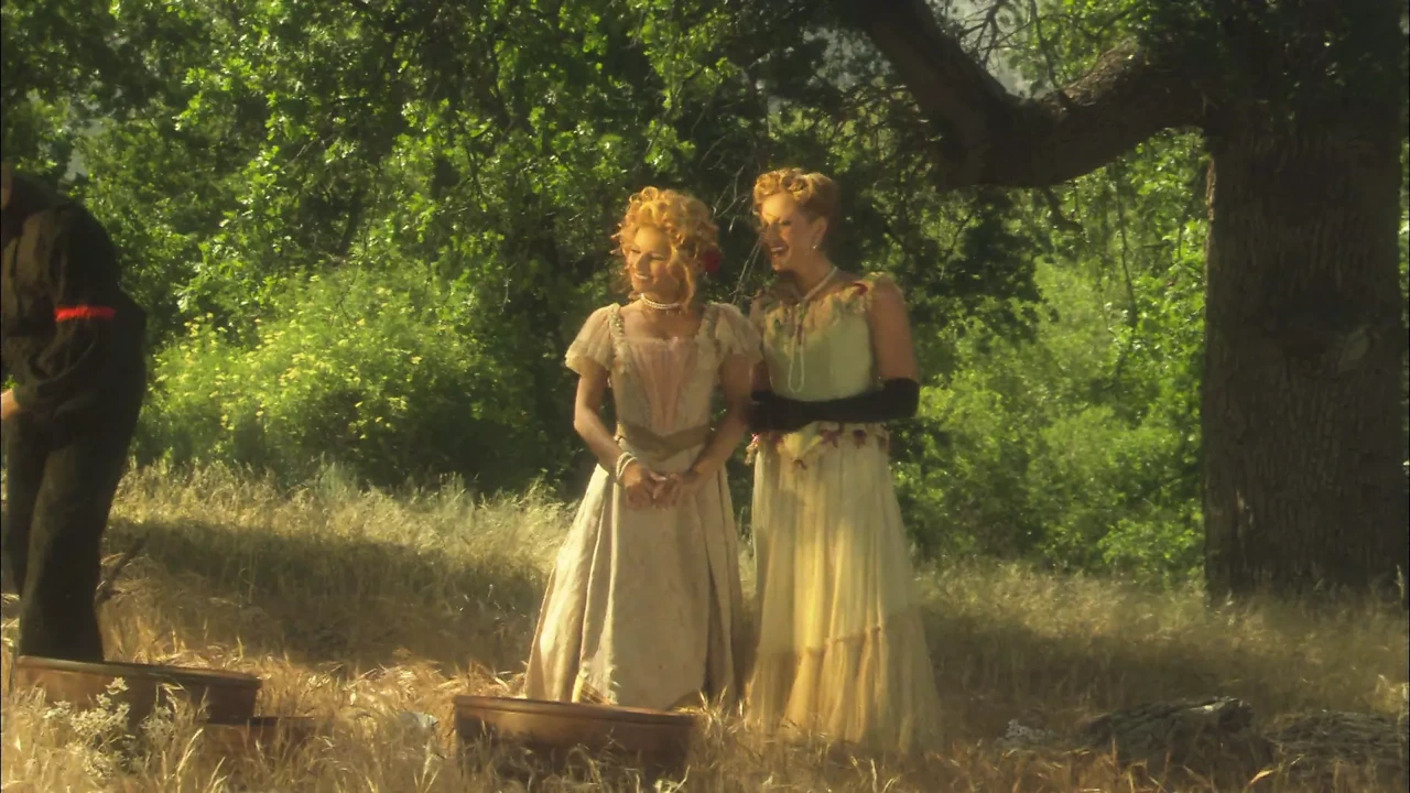 色情女同性恋浪漫在野外充满激情