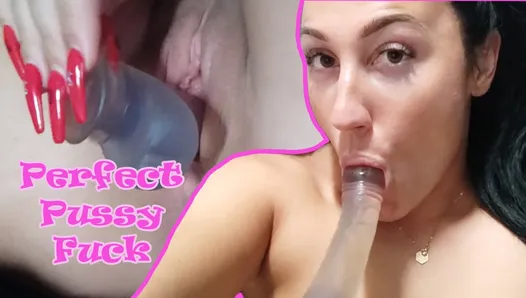 Perfekt Pussy Girl, with little Titts Fucks her Pussy Hart