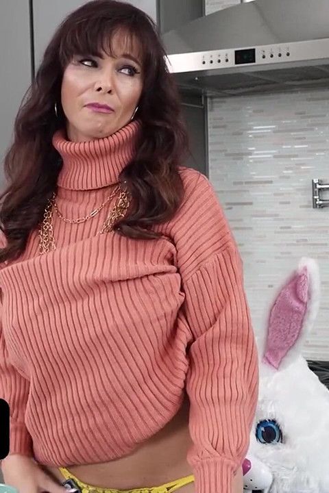Üvey anne ve genç üvey kız Paskalya tavşanıyla vahşi özgür bir üçlü seks yapıyor
