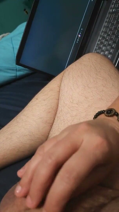 Üvey erkek kardeş porno izliyor, mastürbasyon yapıyor | Klip 1