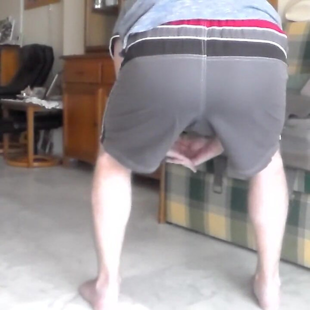 John把尿都塞进他的短裤