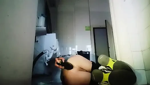 Genç bir eşcinsel adam, terk edilmiş bir banyoda anal zevk buluyor.
