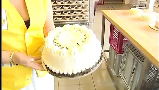 Olgun sürtük ve genç lezbiyenler yemek kavgasında