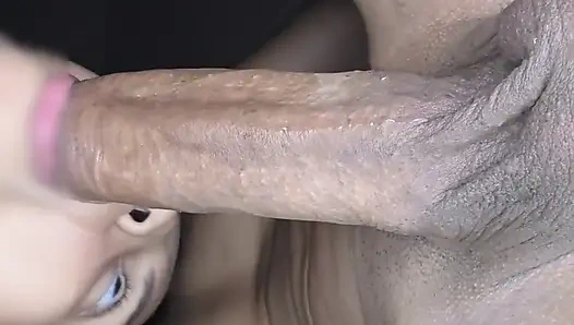 Красивый член сосет близлежащий