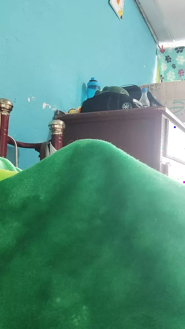 Young amateur girl gives affection to his rich cock