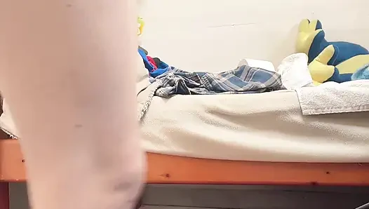 Cewek seksi ini kencing di memek aduhainya sampai kencing!