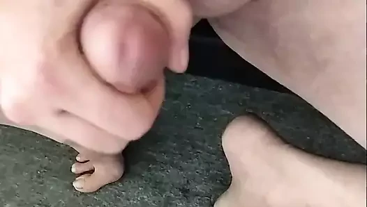 Dede mastürbasyon yapıyor ve doğal sert yarakla boşalıyor