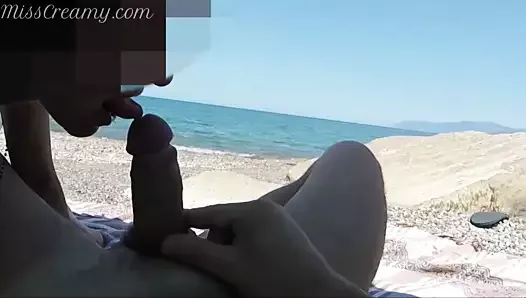 Une fille suce une bite sur une plage publique et se fait prendre par un inconnu