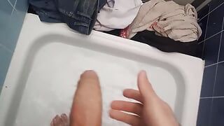 Mit dem Penis unter der Dusche spielen