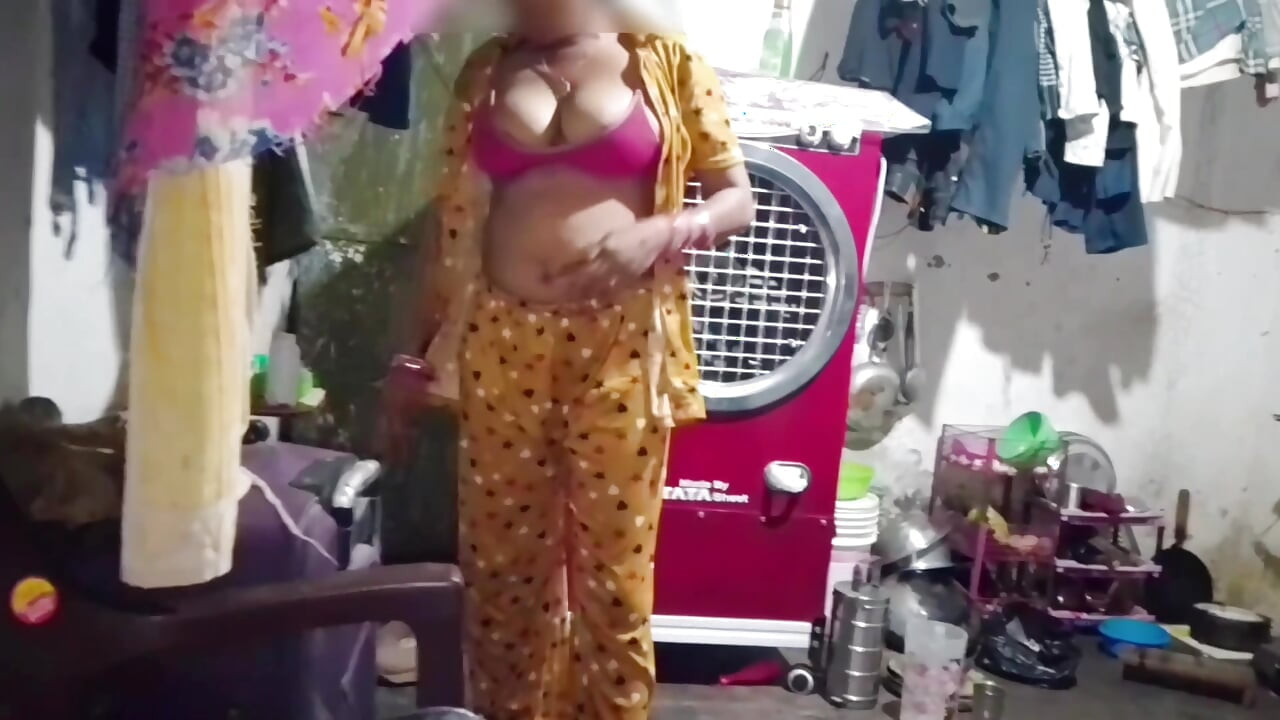 Newlywed sister-in-law brother-in-law's penis got water out of her hand, desi sexy video, sexy video, sex video.