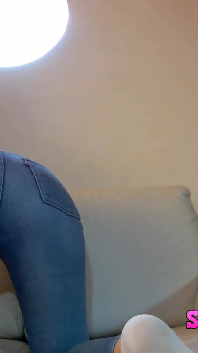 Me encanta fumar y masturbarme en mis jeans ajustados