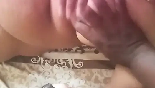 Der schwiegervater, der die schwiegertochter beruhigte, die nach dem baden kam